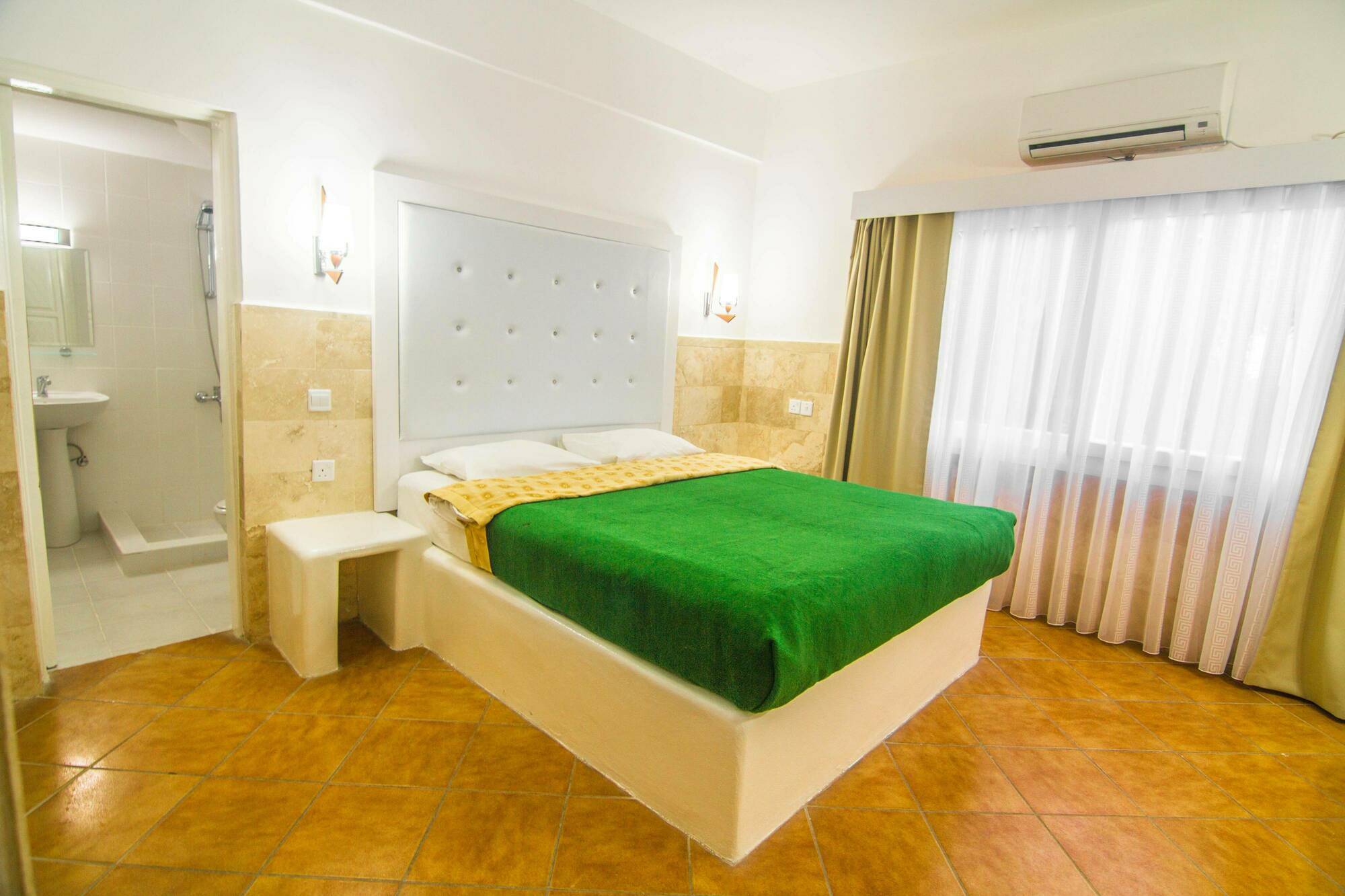 The Pine Bay Club Hotell Kyrenia  Exteriör bild